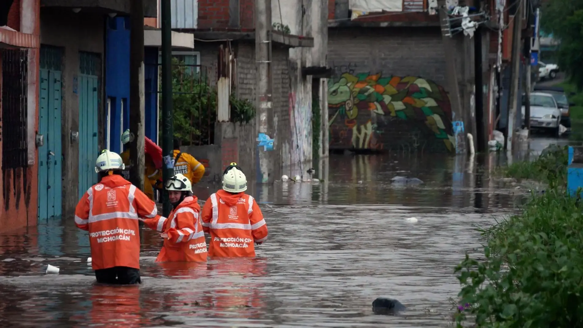 Elementos de Protección Civil Michoacán en zona inundada